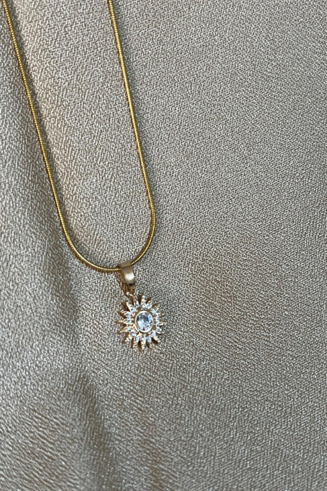 Güneş Figürlü Zirkon Taşlı Şık Çelik Kolye