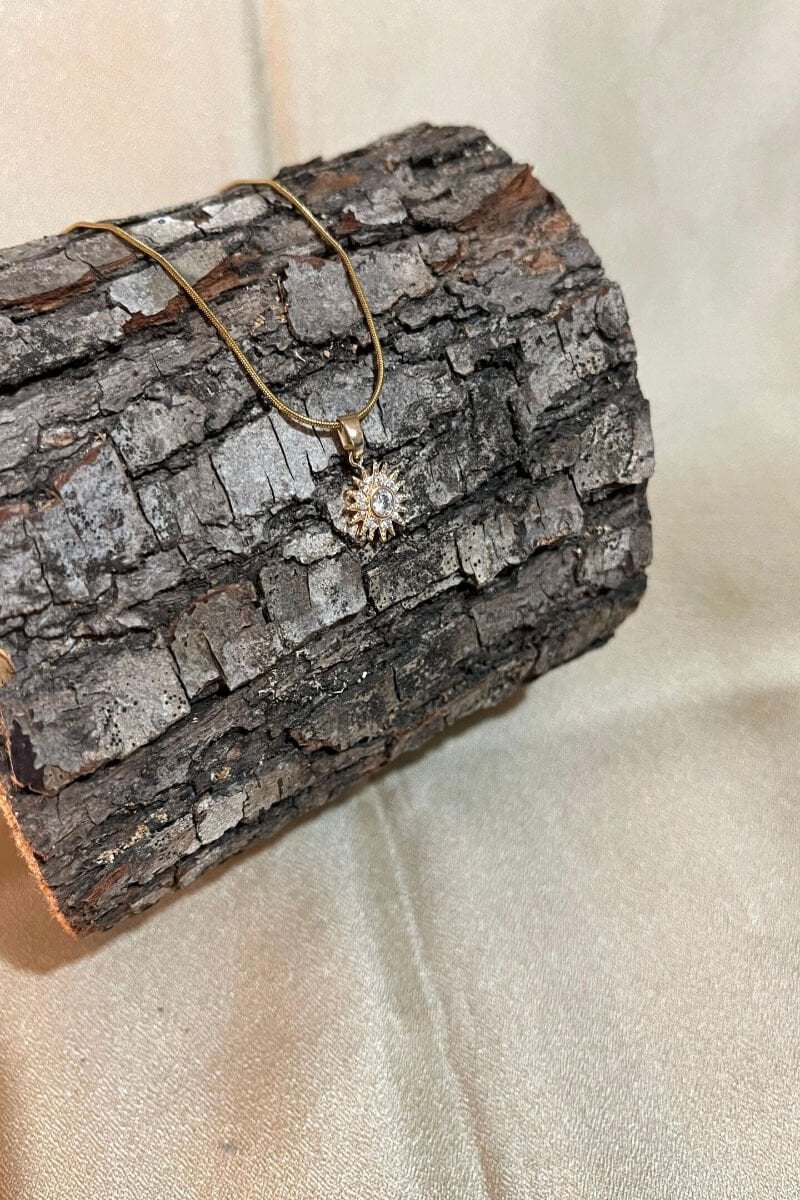 Güneş Figürlü Zirkon Taşlı Şık Çelik Kolye