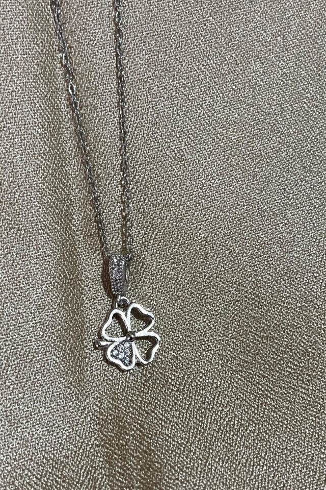 Yonca Çiçek Figürlü Zirkon Taşlı Çelik Kolye