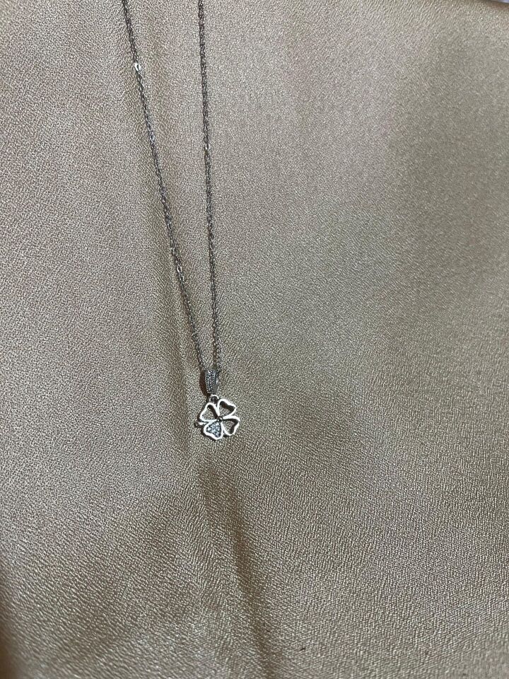 Yonca Çiçek Figürlü Zirkon Taşlı Çelik Kolye