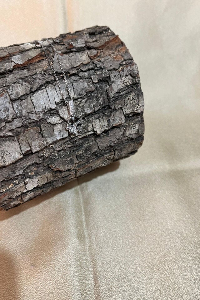 Yonca Çiçek Figürlü Zirkon Taşlı Çelik Kolye