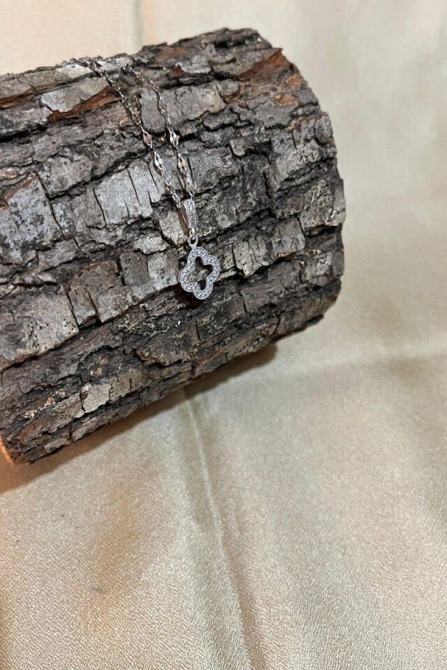 Yonca Model Zirkon Taşlı Şık Çelik Kolye