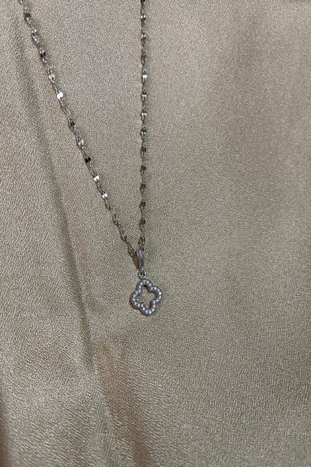 Yonca Model Zirkon Taşlı Şık Çelik Kolye